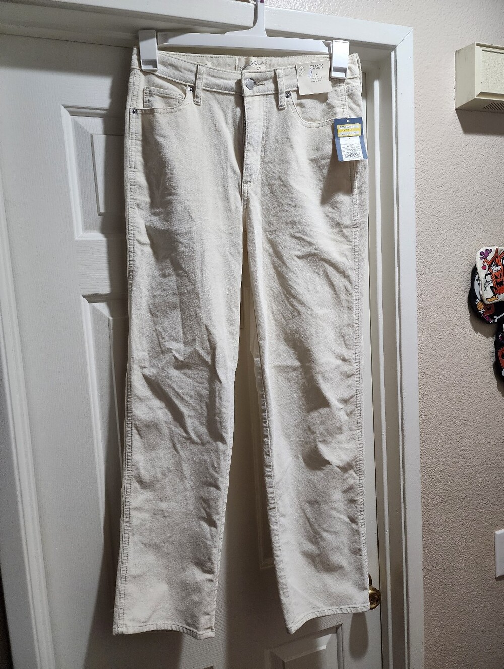Universal Thread Fitted Hip & thigh straight leg cream pants
